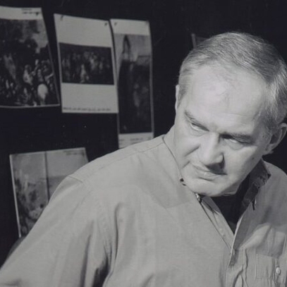 czarno-biała fotografia, reżyser teatralny Janusz Wiśniewski na tle wydruków