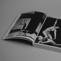 Czarno-białe zdjęcie otwartej, nagrodzonej książki. Na zdjęciach w środku tancerze PTT.