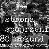 Czarno-białe zdjęcie przedstawiające ludzi kręcących film, z białymi napisami.