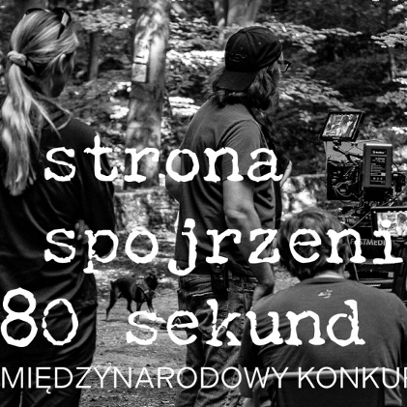 Czarno-białe zdjęcie przedstawiające ludzi kręcących film, z białymi napisami.