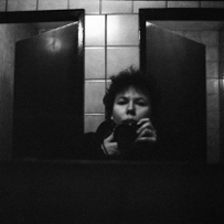 Czarno-biały autoportret kobiety w lustrze.