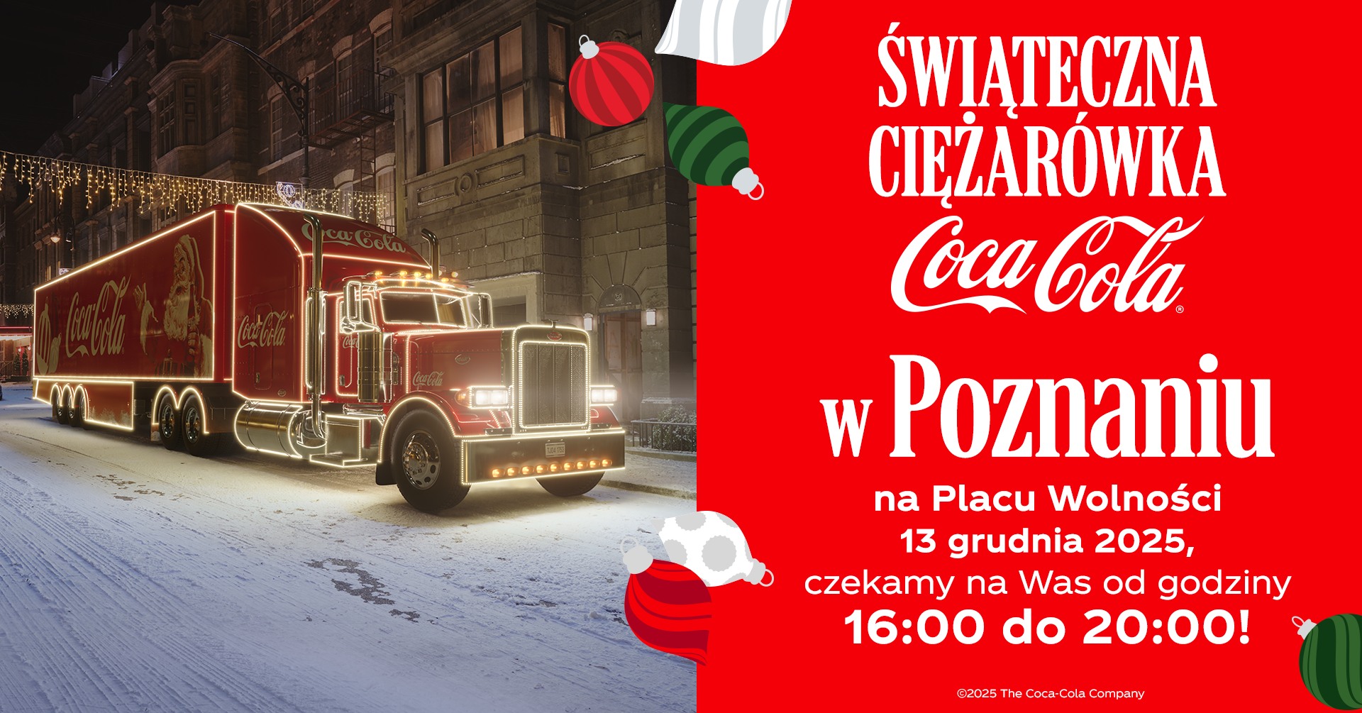 Rozświetlona, czerwona ciężarówka z logiem Coca Cola. Na boku rysunek świętego Mikołaja.