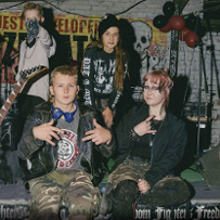 Czworo młodych muzyków punkowych.