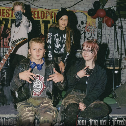Czworo młodych muzyków punkowych.