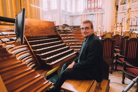 Daniel Strządała przy organach