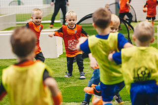 dzieci grające w piłkę