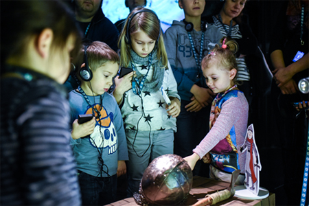 dzieci na wystawie w Bramie Poznania, fot. Ł. Gdak