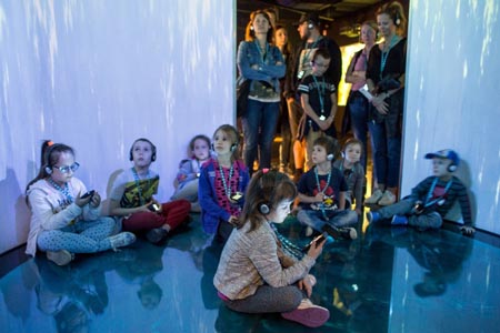 dzieci podczas oprowadzania, fot. Ł. Gdak