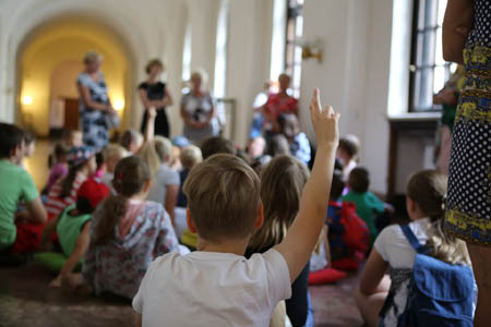 dzieci podczas wycieczki w Zamku