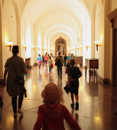 dzieci udają się na spektakl