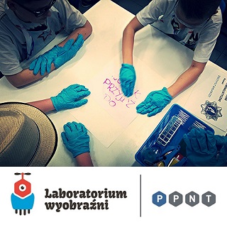 dzieci w rękawiczkach w laboratorium