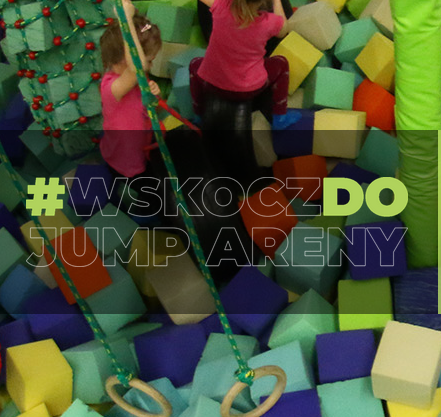 Dzieci w parku trampolin bawiące się wśród miękkich klocków i na linach.