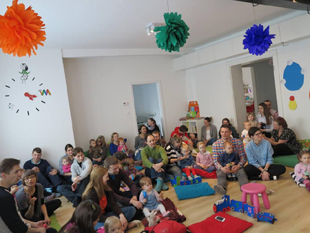 Dzieci z opiekunami podczas koncertu