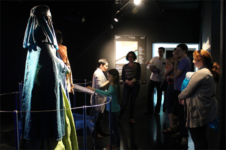 dzieci zwiedzają Bramę Poznania