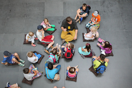 dzieci zwiedzają zamek