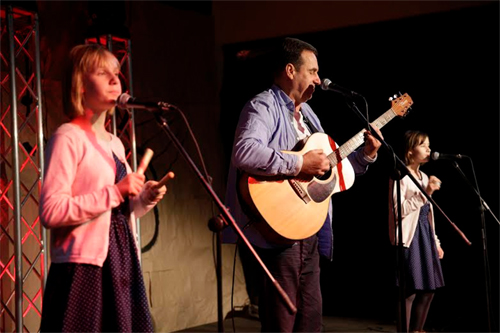 dziecko i tata koncertują