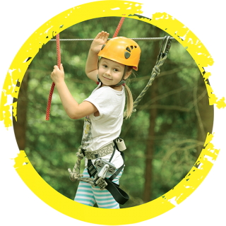 dziecko w parku linowym