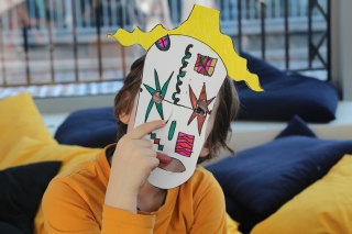 dziecko z maską na twarzy