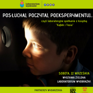 Dziecko zaglądające przez wizjer