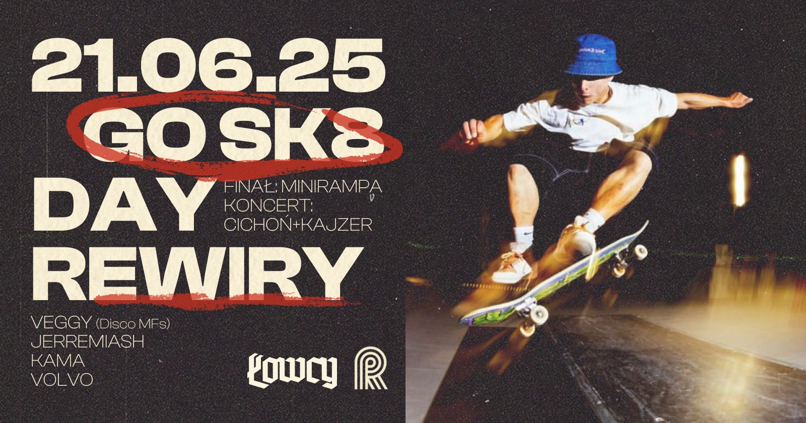 Po prawej mężczyzna na deskorolce w trakcie pokazu na rampie. Po lewej bladożółte napisy informujące o wydarzeniu na ciemnym tle.