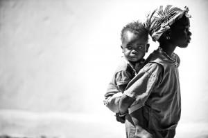 Dziewczynka z małym dzieckiem na plecach