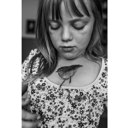 dziewczynka z ptaszkiem na dekolcie