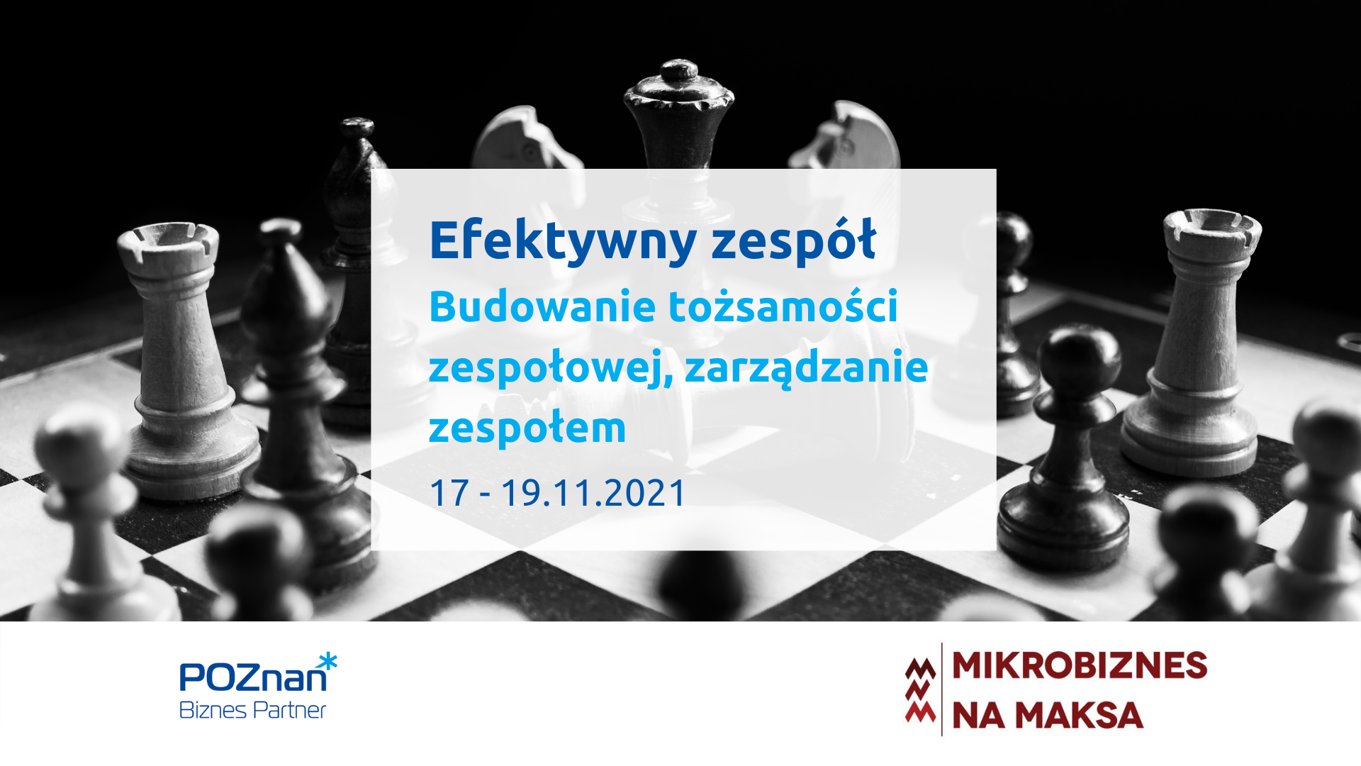Bierki szachowe w kolorach czarnym i szarym, ustawione na planszy, skupione wokół leżącej figury króla. Na dole logotypy organizatorów - Poznań Biznes Partner i Mikrobiznes na Maksa. Na środku grafiki na pierwszym planie tytuł szkolenia: Efektywny zespół: Budowanie tożsamości zespołowej, zarządzanie zespołem.