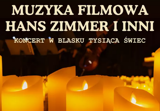 Zbliżenie na zapalone świece. W tle w mroku wyłaniają się skrzypce i pulpity z nutami.