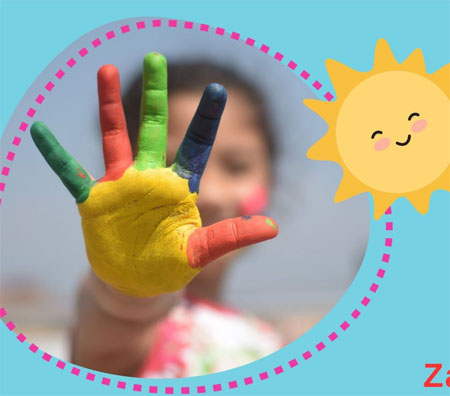 Otwarta kolorowa dłoń dziecka. Obok słoneczko.