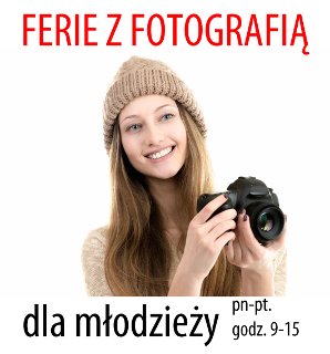 Zdjęcie przedstawia uśmiechniętą panią w czapce, trzymającą w dłoniach aparat.