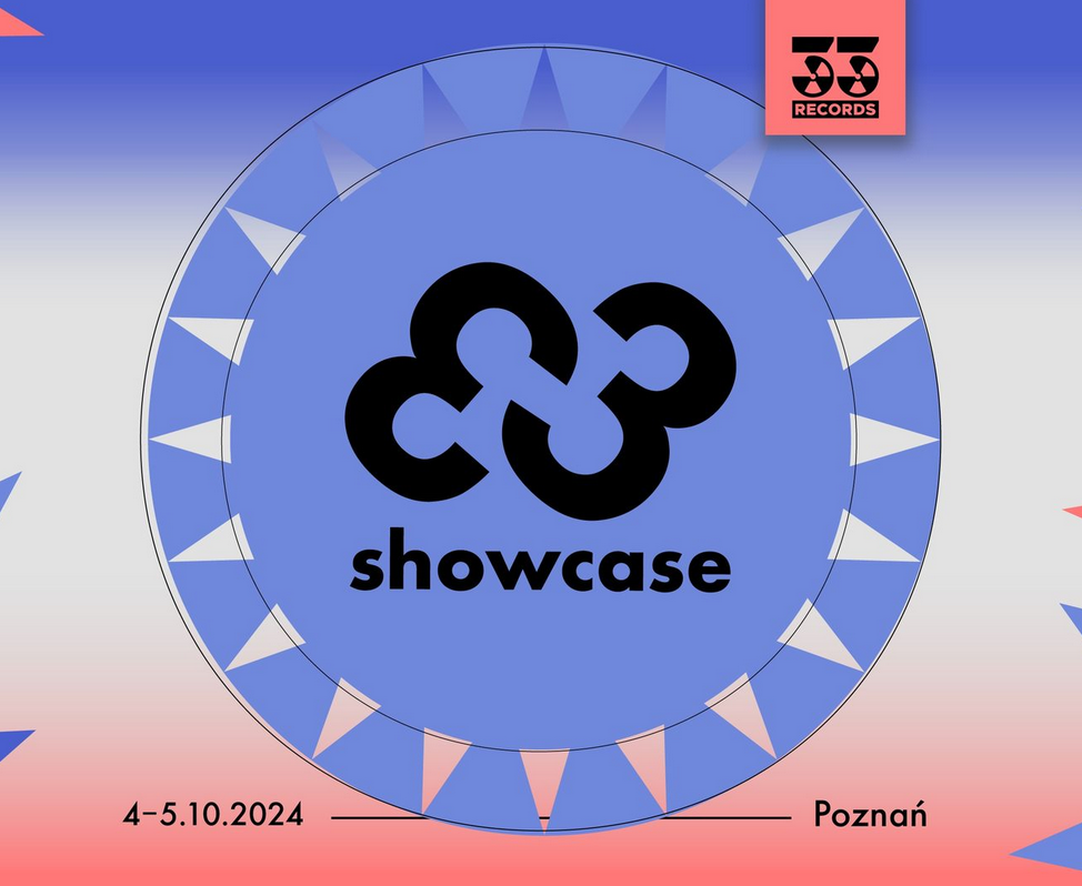 Plakat, w centralnej części liczba 33 w lustrzanym odbiciu, dookoła niej okręgi przypominające płytę CD, pastelowe tło przechodząc od jasnego różu, u dołu plakatu do fioletu.