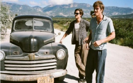 Dwóch mężczyzn stojących przy samochodzie.