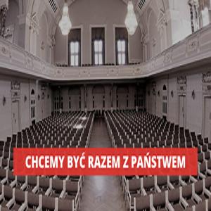 Zdjęcie widowni auli i napis "chcemy być racem z Państwem".