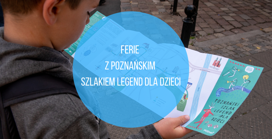 Na zdjęciu chłopiec trzymający w ręku mapę. Na środku niebieskie koło, a w nim tytuł wydarzenia.