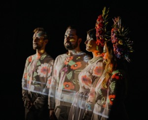 Na fotografii P. D. Kosmowskiej członkowie zespołu Dagadana.