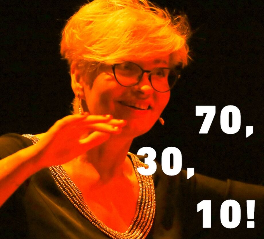 Alicja Szeluga w trakcie dyrygowania.