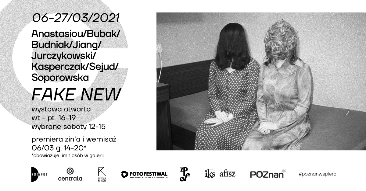 Na fotografi Xue Jianga widzimy dwie siedzące na tapczanie kobiety, które włosami zasłoniły swoje twarze. Zdjęcie czarno białe.