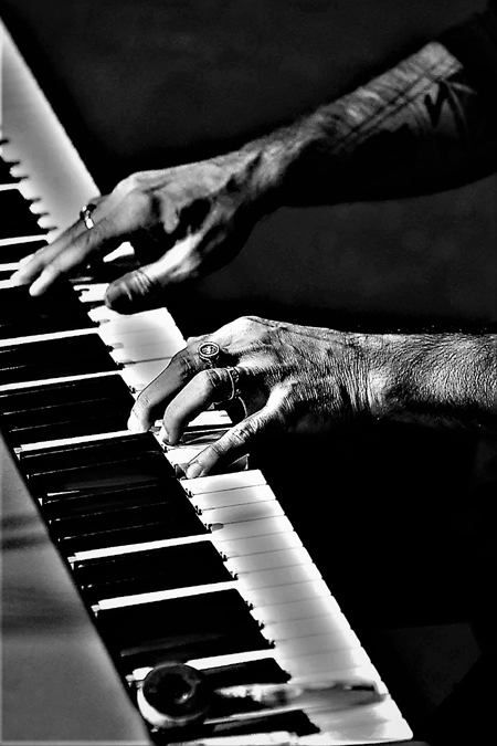 Dłonie grające na fortepianie, fot. Oleksii Sokun