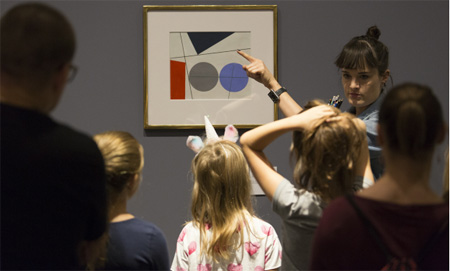 Zwiedzający przed obrazem Sophie Taeuber-Arp