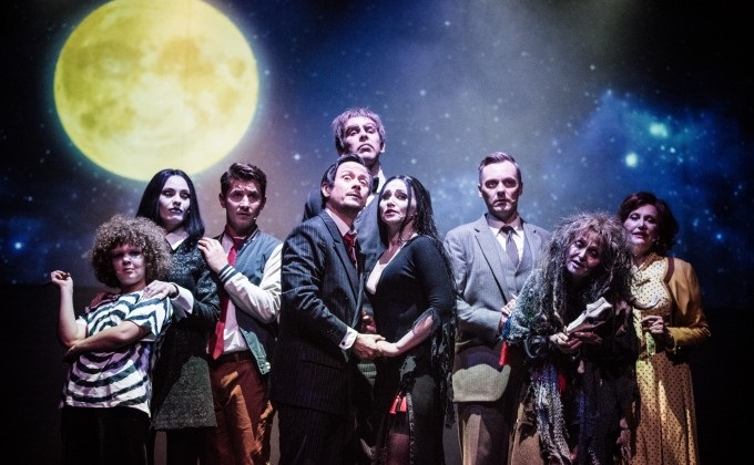 Artyści Teatru Muzycznego na scenie.