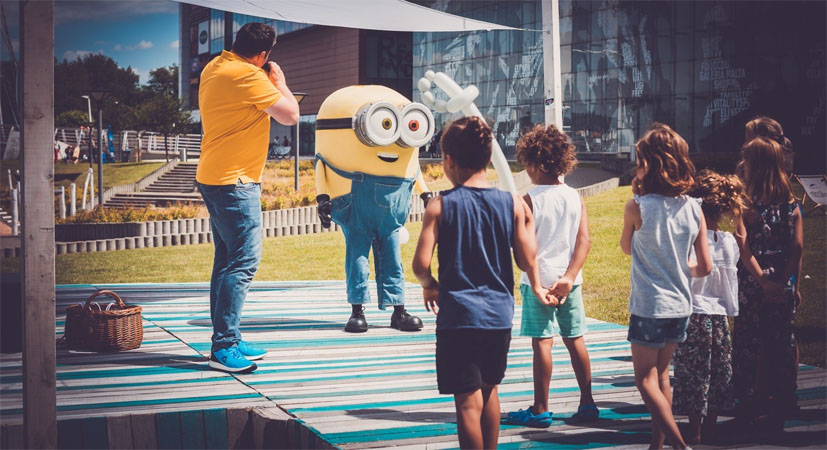 Dzeci w towarzystwie Minionka przed Galerią Malta.