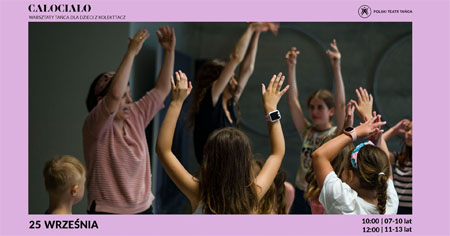 Dzieci i instruktorka trzymają ręce w górze.