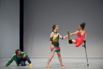 foto: Hugo Glendinning (Megan Armishaw i Mickaella Dantas w spektaklu "Face in")