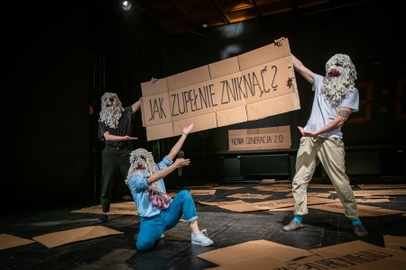 Zdjęcie aktorów grających w spektaklu. Foto: Karolina Gorzelańczyk.