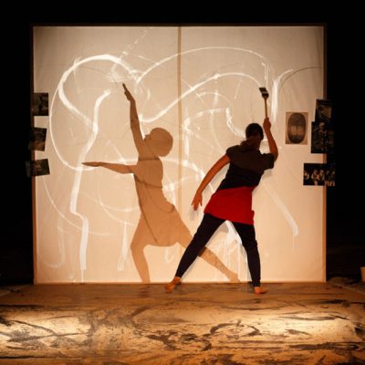 Aktorka wykonuje ślady.