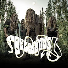 Na fotografi widzać 4 postacie ze spuszczonymi głowami i długimi włosami w otoczeniu roślinności. Na pierwszym planie widnieje nazwa Belzebong pisana w wyjątkowy dla zespou sposób.