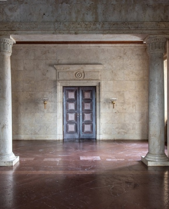 Fotografia przedstawia odnowione wnętrze Holu Trawertynowego, prowadzącego do Sali pod Zegarem.