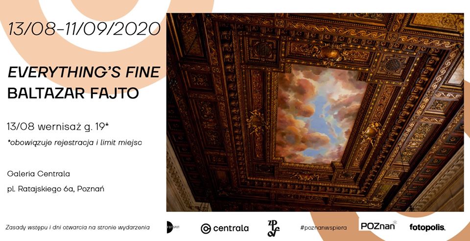 Widok zdobionego, rzeźbionego, drewnianego sufitu z malunkiem nieba i chmurami.