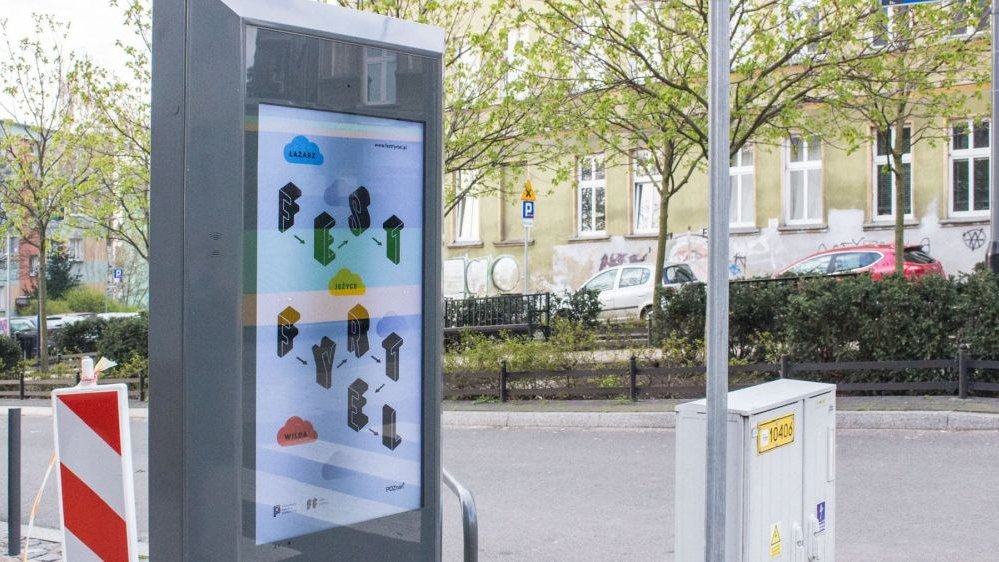 Na zdjęciu totem multimedialny na Wildzie a na min kadr z wystawy Fest Fyrtel.