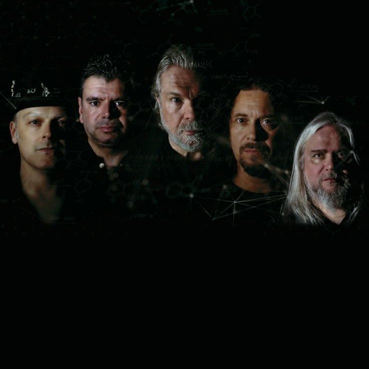 Na czarnym tle widać pięciu członków zespołu Arena.